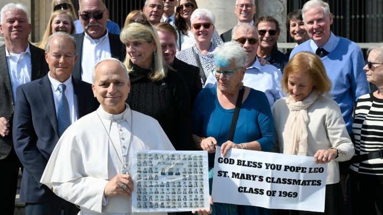 Ex-colegas de escola do Papa na Praça São Pedro