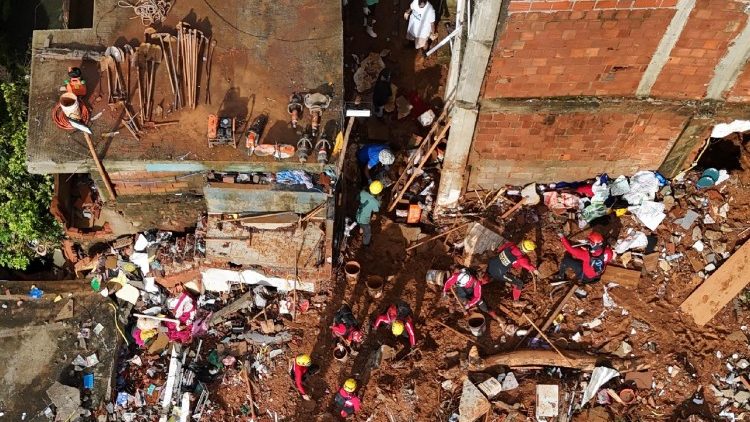 A proximidade de Leão XIV às vítimas das enchentes em Minas Gerais