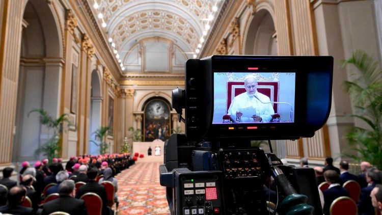 Papa: a informação livre e respeitosa é instrumento de paz