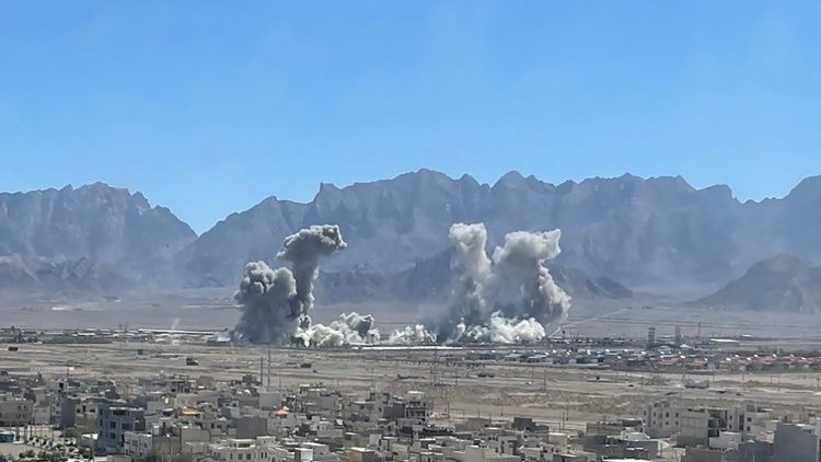 Trump adverte o Irã: ‘acordo já ou Kharg será destruída.’ Petroleiro pega fogo em Dubai