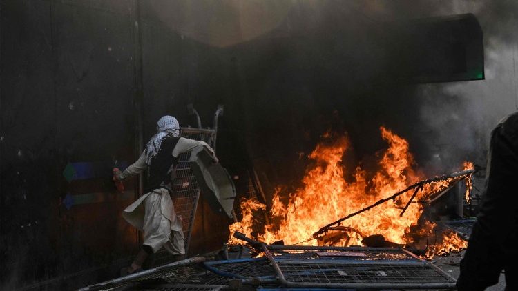 Assassinato de Khamenei provoca protestos com mortes no Paquistão