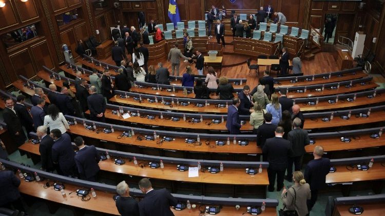 Parlamento dissolvido e convocadas novas eleições