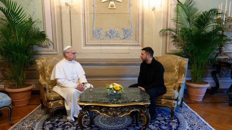 Papa a Zelensky: próximo dos ucranianos, é urgente toda ajuda humanitária