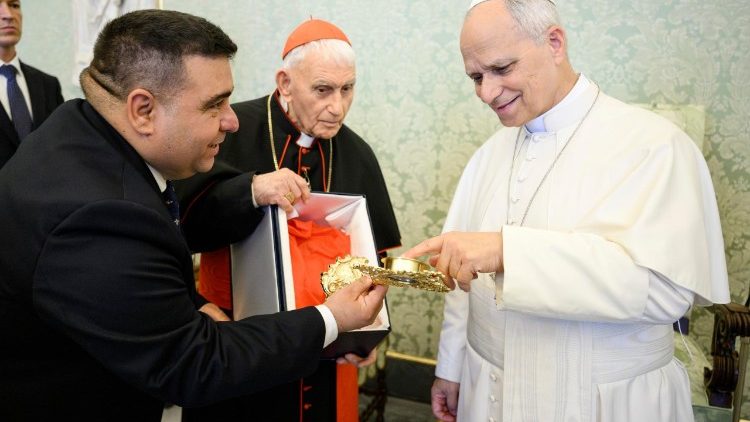 Cardeal Simoni dá ao Papa relíquia de mártires albaneses