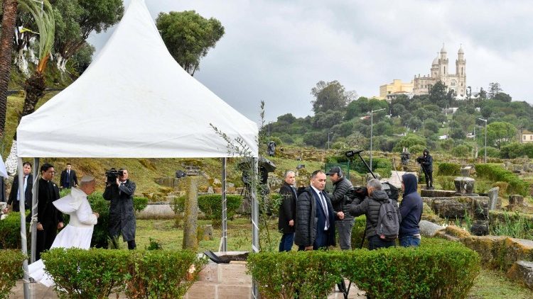 Nos passos de Agostinho, Papa em silêncio e oração entre as ruínas de Hipona