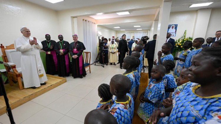 Papa visita orfanato: onde há sofrimento e injustiça, Deus está presente