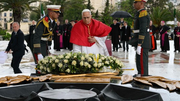“O futuro pertence aos homens e às mulheres de paz”: Papa visita Monumento dos Mártires em Argel