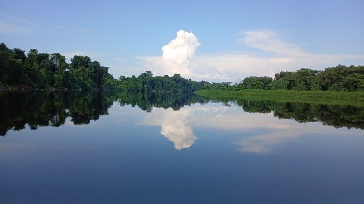 Amazônia: “onde o rio faz a curva e a fé encontra o chão”