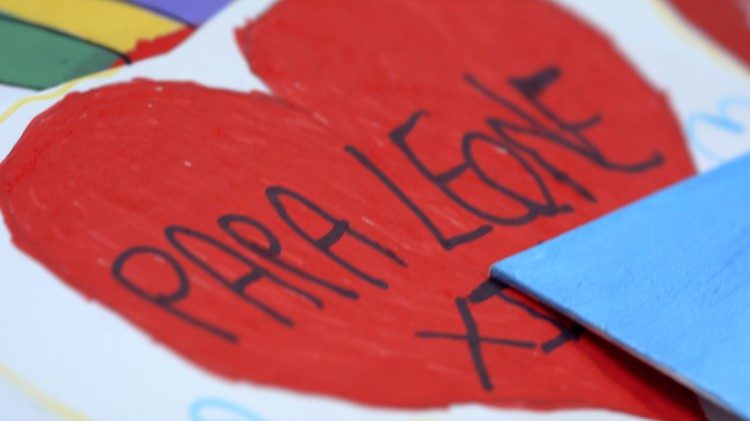 “Estamos com você!”: o presente ao Papa dos pequenos construtores de paz do Bambino Gesù