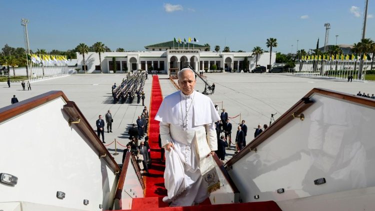 Papa deixa a Argélia para seguir a Camarões, segunda etapa da viagem à África