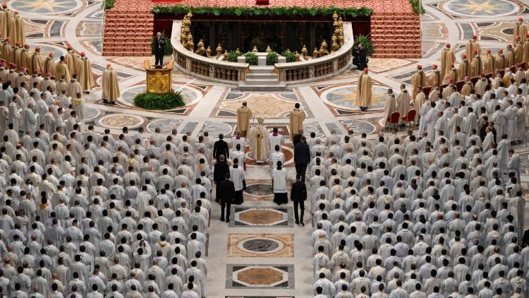 Papa na Missa do Crisma: renovar o “sim” a Jesus exige unidade para trazer a paz