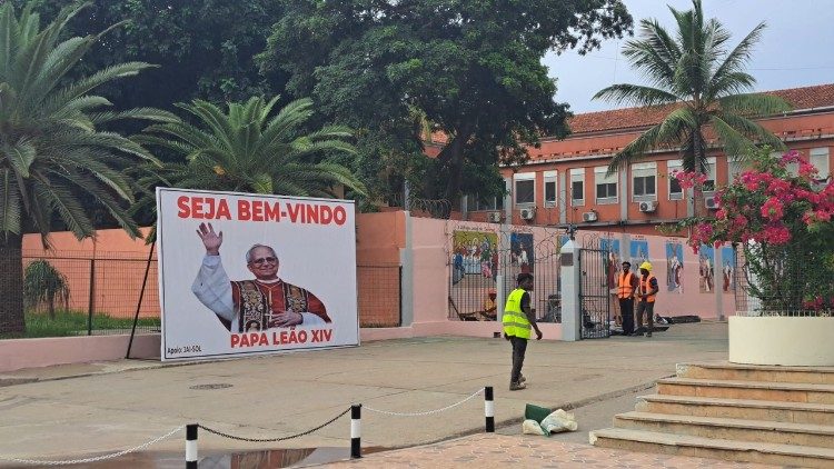 Nas periferias de Luanda, onde se espera a mensagem de paz e reconciliação do Papa