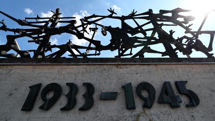 Papa recorda o aniversário da libertação do campo nazista alemão de Dachau