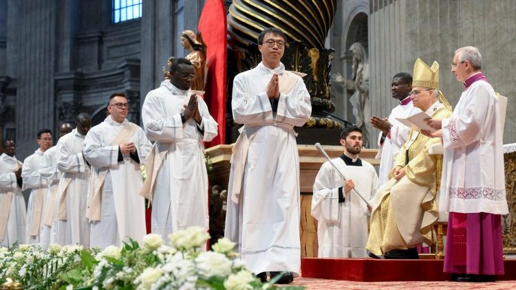 Papa Leão XIV lava os pés de 12 sacerdotes na Missa da Ceia do Senhor