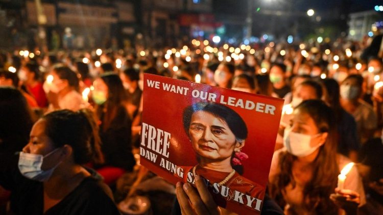 Aung San Suu Kyi transferida para prisão domiciliar