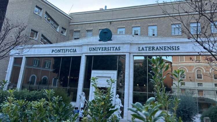 Universidade Lateranense, 37 bolsas de estudo para estudantes leigos