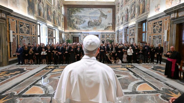 O Papa: missão evangélica e iniciativas tangíveis para promover a paz