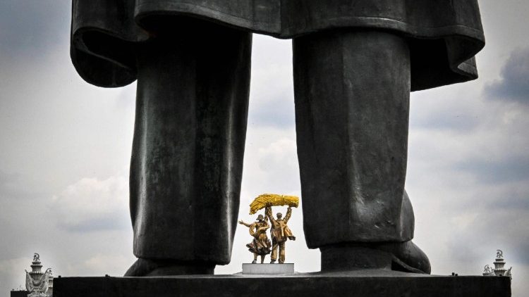 O retorno dos jovens russos ao comunismo, em meio à guerra e à crise econômica