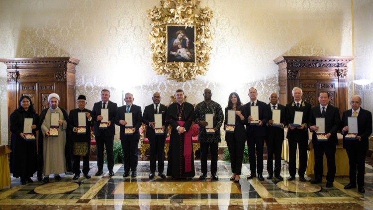Entregue no Vaticano condecorações a 13 embaixadores junto à Santa Sé