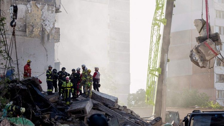 Ataque russo deixa mortos e feridos em Kiev