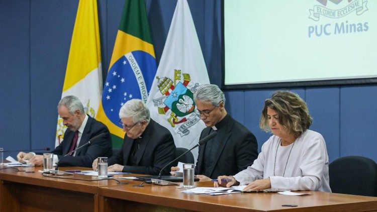 PUC Minas forma primeira turma de especialização apoiada pelo Vaticano