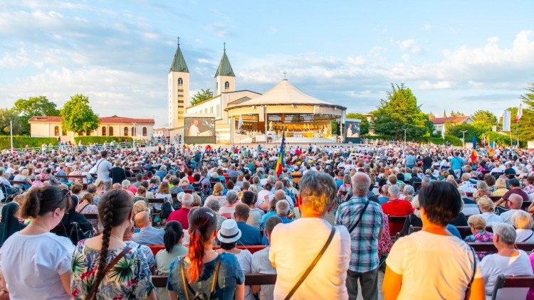 Medjugorje reza o Rosário com o Papa : “A verdadeira paz vem somente de Deus”