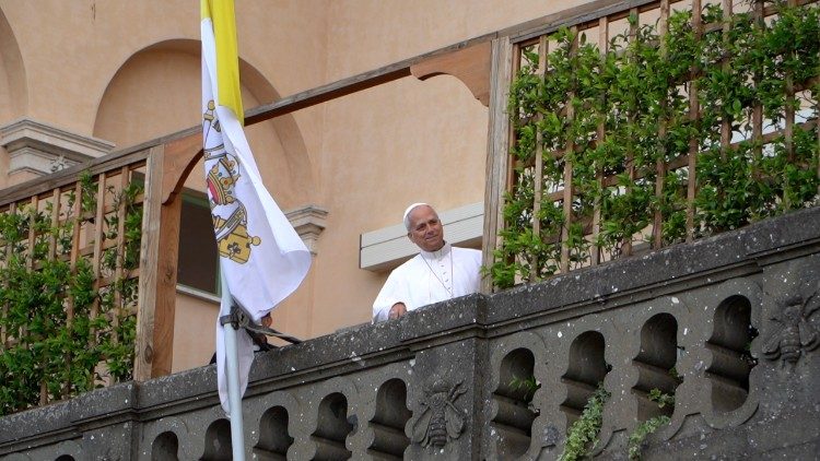 O Papa e o abraço aos fiéis em Castel Gandolfo, entre cantos e orações