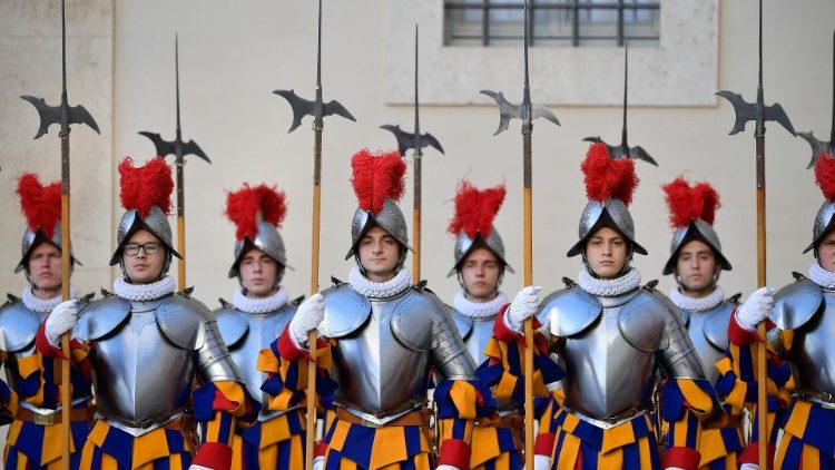 O uniforme da Guarda Suíça que une a memória histórica à prática quotidiana
