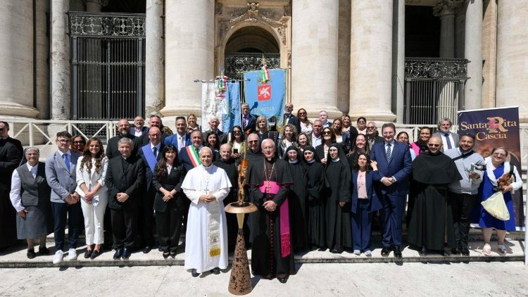 Missionária brasileira na delegação que leva Chama de Santa Rita para bênção do Papa