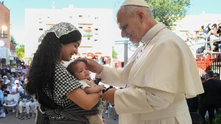 Papa encontra pessoas em situação de rua em Madri: a caridade não pode esperar