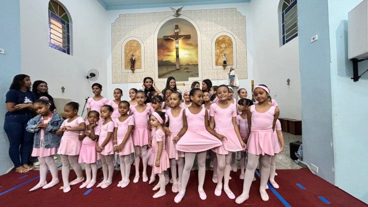 Projeto da diocese de Campos: aulas de balé para formar cidadania e amizade social