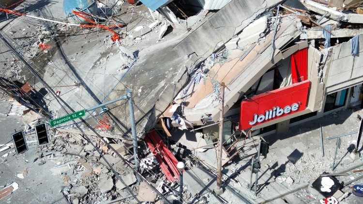 Terremoto de magnitude 7.8 no sul das Filipinas