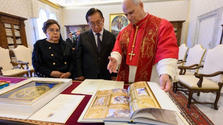 Leão XIV recebe presidente do Peru