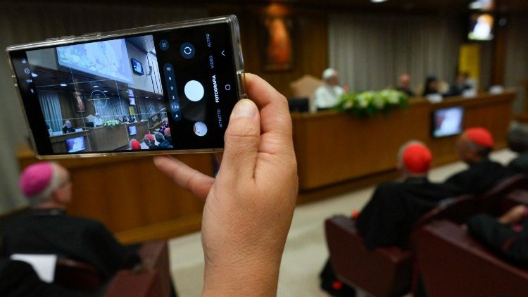 Conectados, mas sozinhos: o impacto da Inteligência Artificial na vida dos jovens