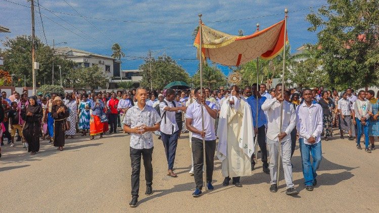 Comoção de fiéis com a morte de dom Osório marca a procissão de Corpus Christi na Beira