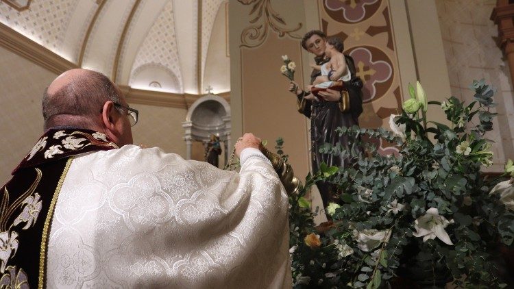 Festa de Santo Antônio em Bento Gonçalves atrai multidão