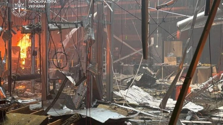 Seis crianças entre as vítimas de ataque russo contra centro comercial em Kryvyi Rih
