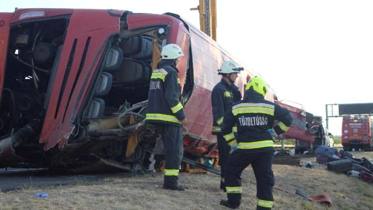 Papa reza por peregrinos poloneses que morreram em acidente de ônibus na Hungria