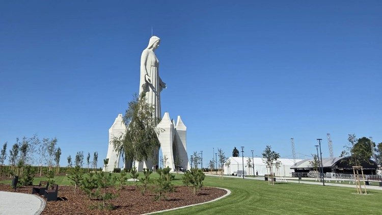 Consagrada na Polônia estátua de Nossa Senhora da Misericódia