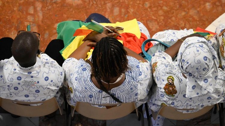 Peregrinos do Senegal e crismados italianos encontram o Papa na Audiência Geral