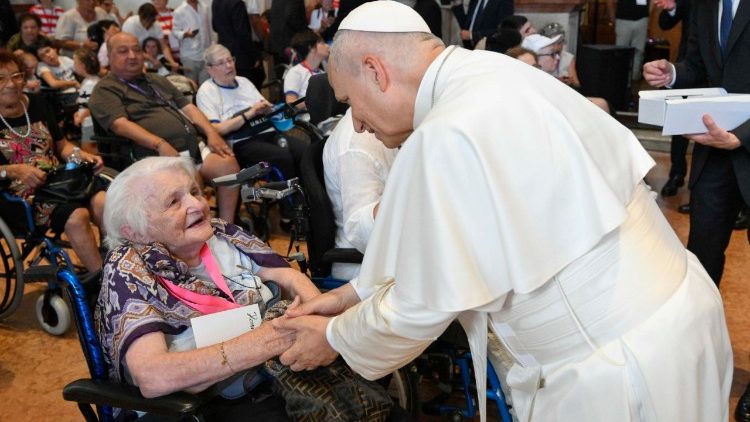 O abraço do Papa a pobres e doentes de Rimini: “deixemo-nos curar por Jesus”