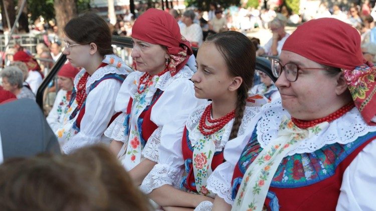 Leão XIV saúda as mulheres de Piekary, na Polônia. Uma tradição que une gerações